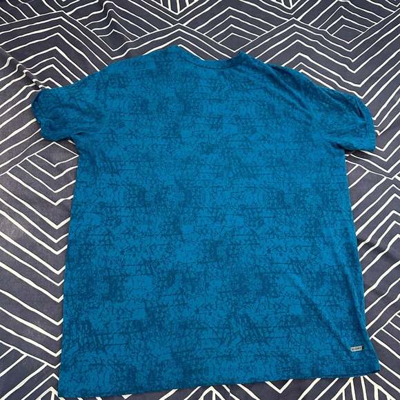 Bundle (4) active wear Old Navi shirts. - Picture 3 of 13